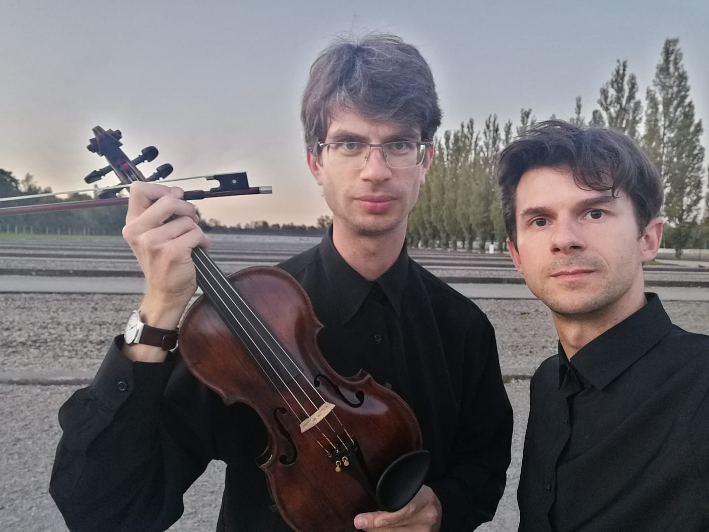 Roman Salyutov (Moderation und Klavier) und Alexander Lifland (Violine)